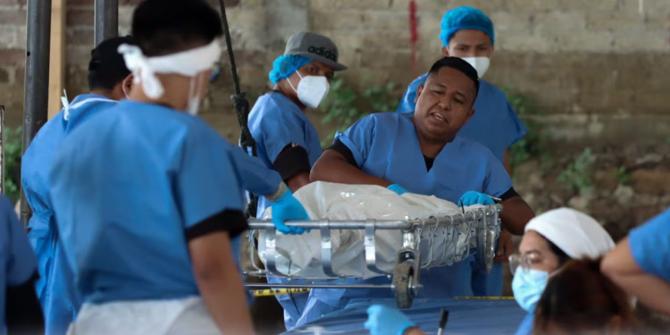 Peritos realizando exhumaciones en Jojutla