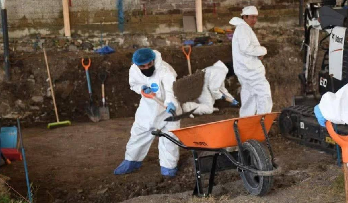 Excavación de restos humanos en panteón de Jojutla