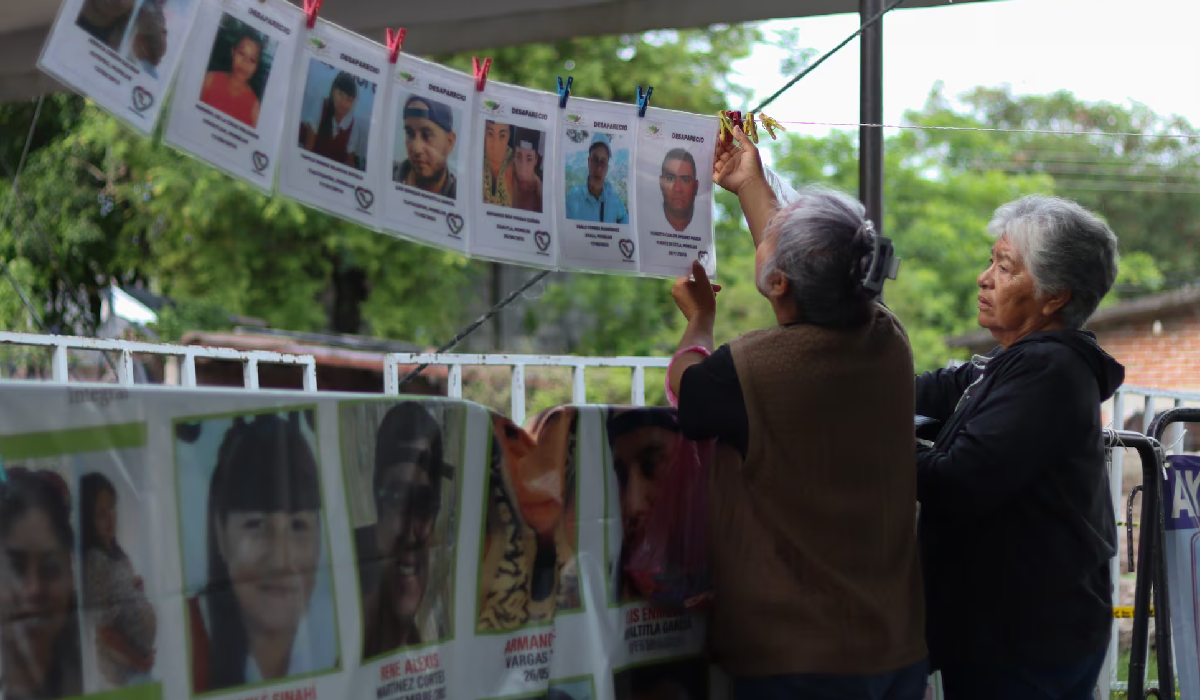 Madres buscadoras muestran fotos de desaparecidos en Jojutla