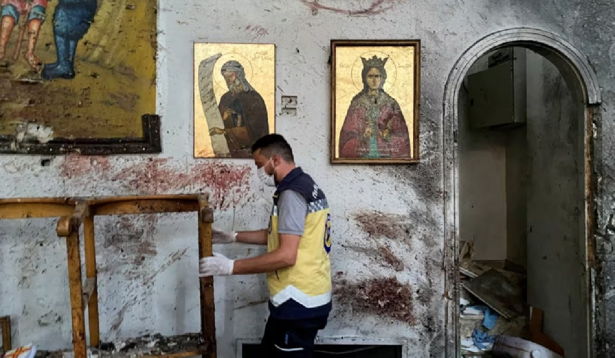 Restos de sangre en muros de la iglesia