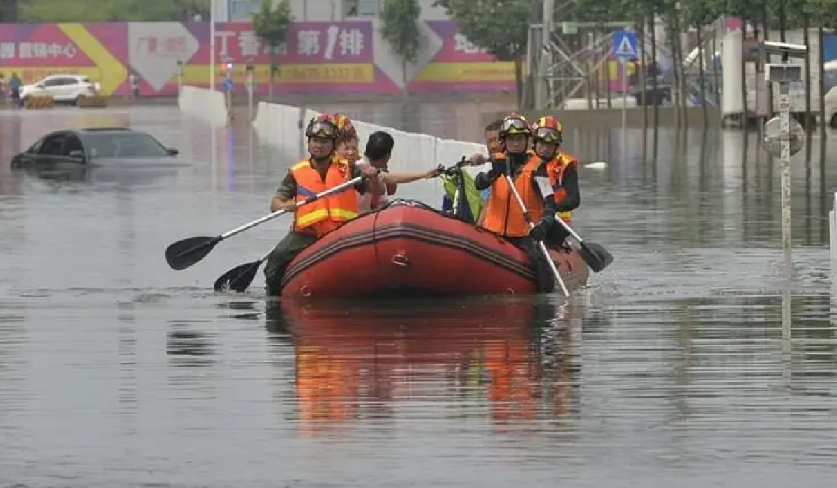 Habitantes se trasladan en botes tras inundaciones en China