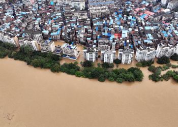 Vista aérea muestra ciudad china sumergida tras desborde del río Duliu