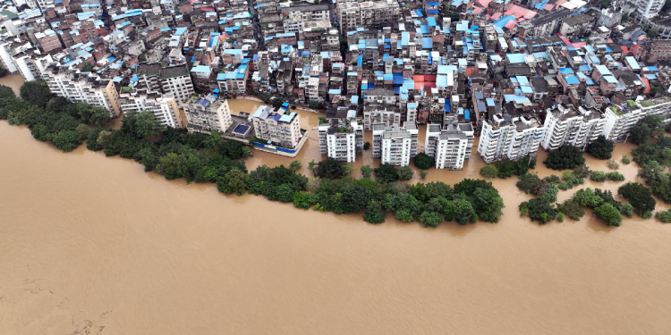 Vista aérea muestra ciudad china sumergida tras desborde del río Duliu