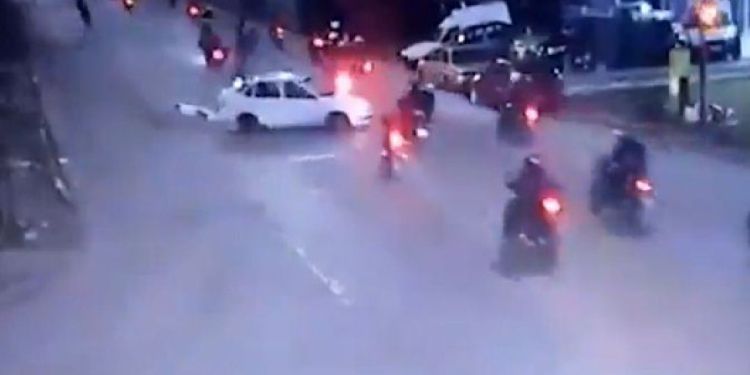 Accidente entre auto y caravana de motos en Mar del Plata