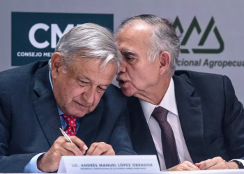 Alfonso Romo y AMLO en reunión oficial