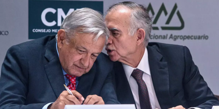 Alfonso Romo y AMLO en reunión oficial