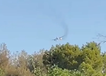 Humo saliendo del motor de un avión en vuelo