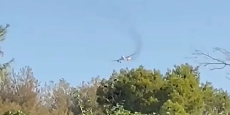 Humo saliendo del motor de un avión en vuelo
