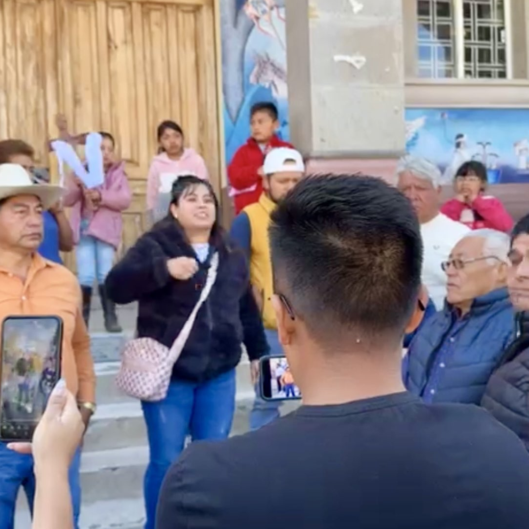 Manifestantes exigen justicia en el ayuntamiento de Capulhuac