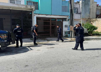 Policías en la escena del intento de secuestro en Los Héroes Cancún