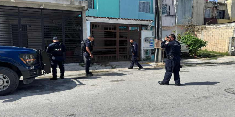 Policías en la escena del intento de secuestro en Los Héroes Cancún