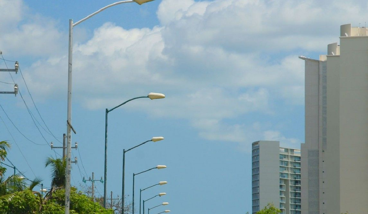 Postes de alumbrado público de día en Cancún
