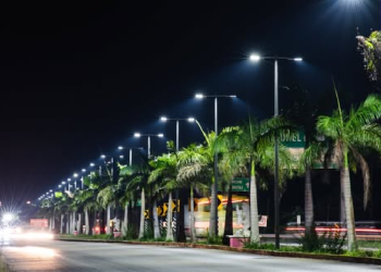 Luminarias públicas encendidas durante la noche en Cancún