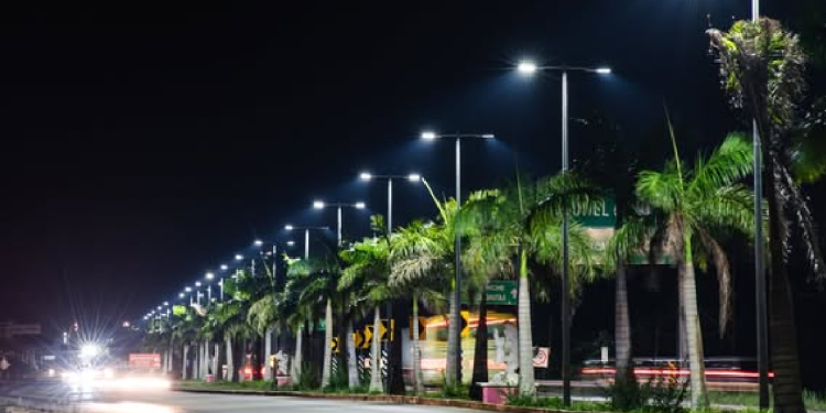 Luminarias públicas encendidas durante la noche en Cancún