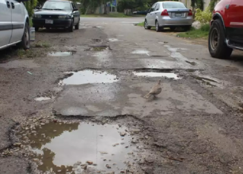 Baches en las calles de Cancún que afectan la circulación vehicular.
