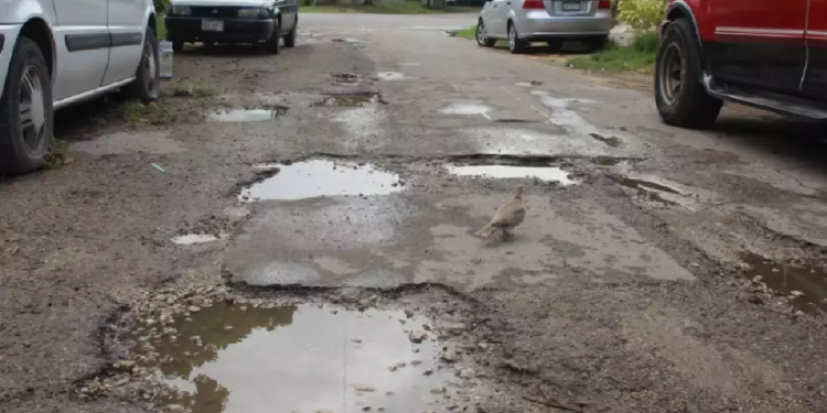 Baches en las calles de Cancún que afectan la circulación vehicular.