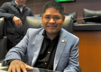 Erasmo Catarino rinde protesta como senador suplente ante la mesa directiva del Senado.