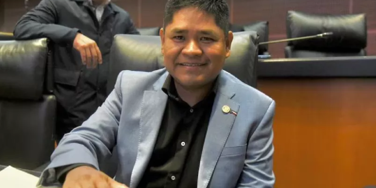 Erasmo Catarino rinde protesta como senador suplente ante la mesa directiva del Senado.