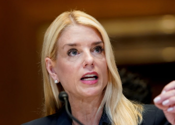 Pam Bondi durante una comparecencia oficial en el Senado de Estados Unidos.