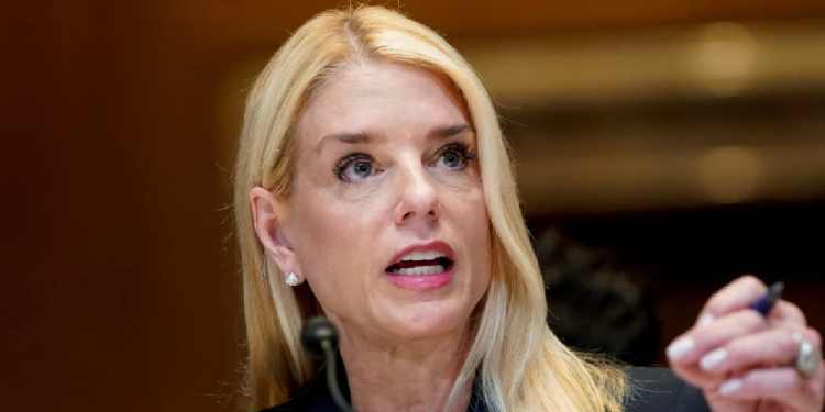 Pam Bondi durante una comparecencia oficial en el Senado de Estados Unidos.