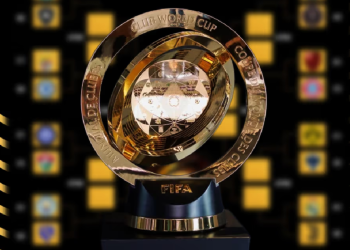 Trofeo oficial del Mundial de Clubes 2025 sobre pedestal.
