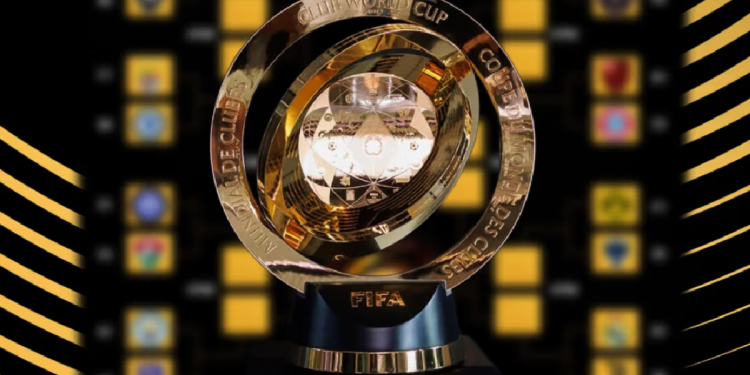 Trofeo oficial del Mundial de Clubes 2025 sobre pedestal.