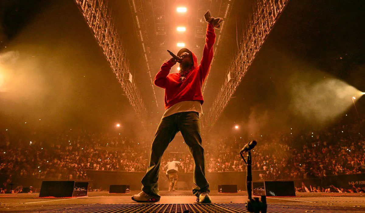 Kendrick Lamar con impresionante producción escénica en vivo.