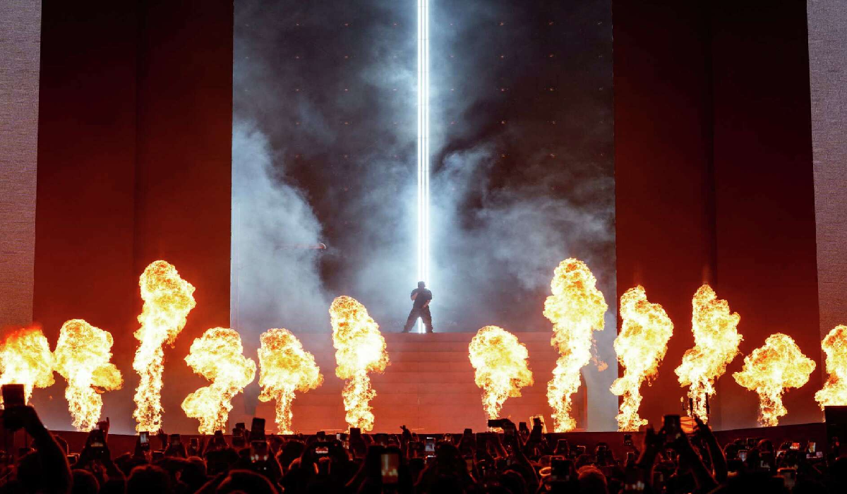 Kendrick Lamar en vivo proyectando intensidad y energía.