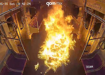 Fuego en un vagón del metro de Seúl durante el ataque.