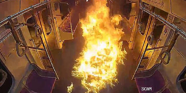 Fuego en un vagón del metro de Seúl durante el ataque.