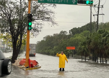Inundación severa en la avenida Nichupté tras intensas lluvias en Cancún.