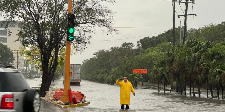 Inundación severa en la avenida Nichupté tras intensas lluvias en Cancún.