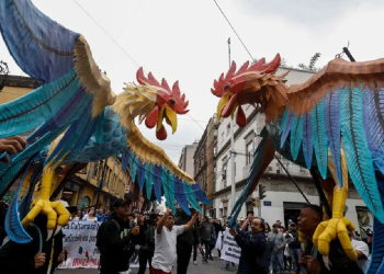 Manifestación por peleas de gallos en CDMX con pancartas