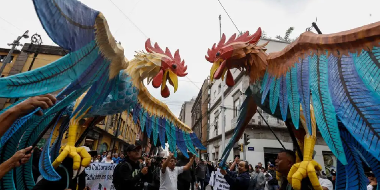 Manifestación por peleas de gallos en CDMX con pancartas