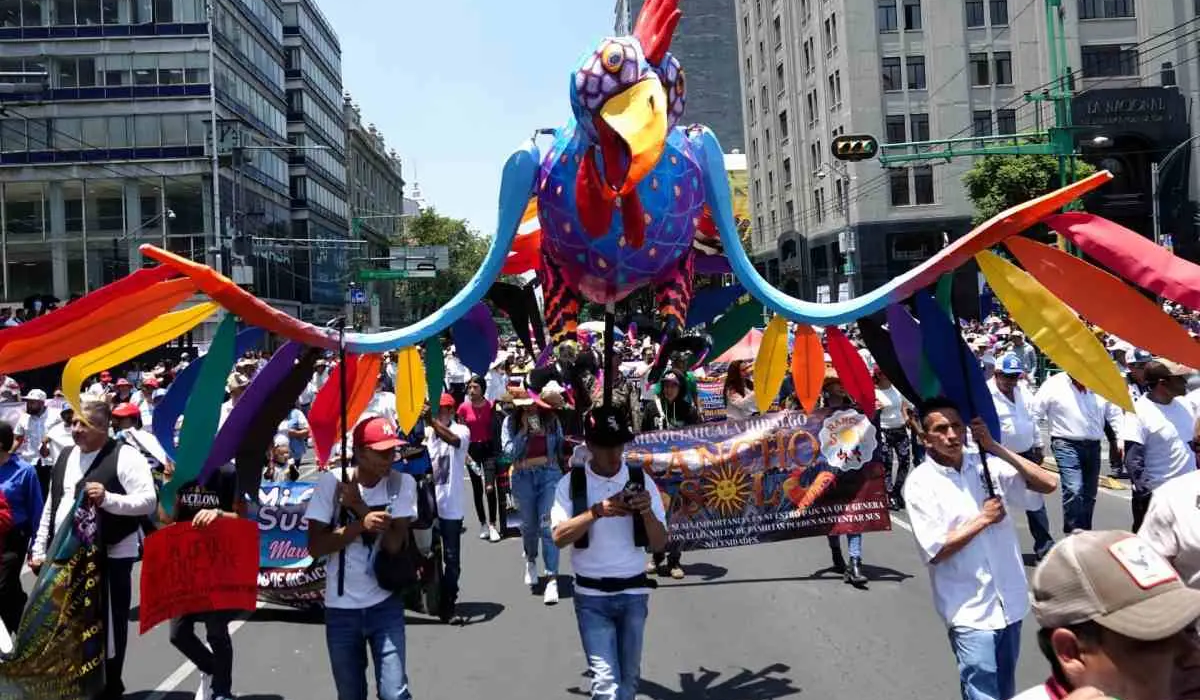 Charros y criadores unidos en protesta por peleas de gallos