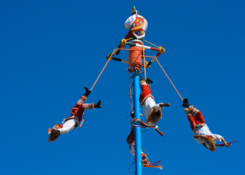 Voladores de Papantla caen tras accidente en El Águila, Veracruz