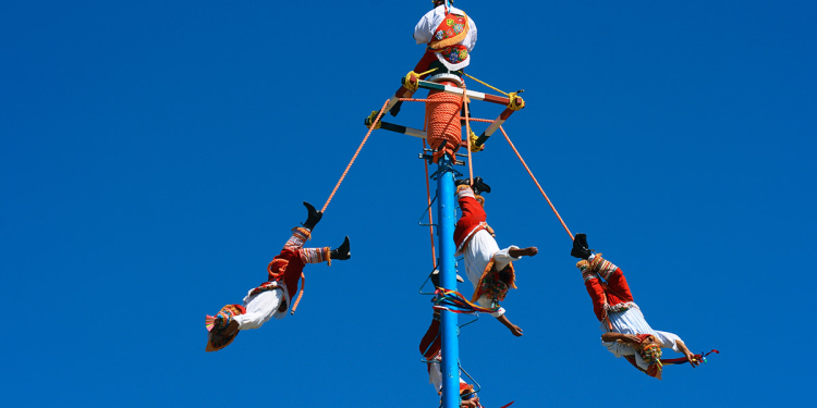 Voladores de Papantla caen tras accidente en El Águila, Veracruz