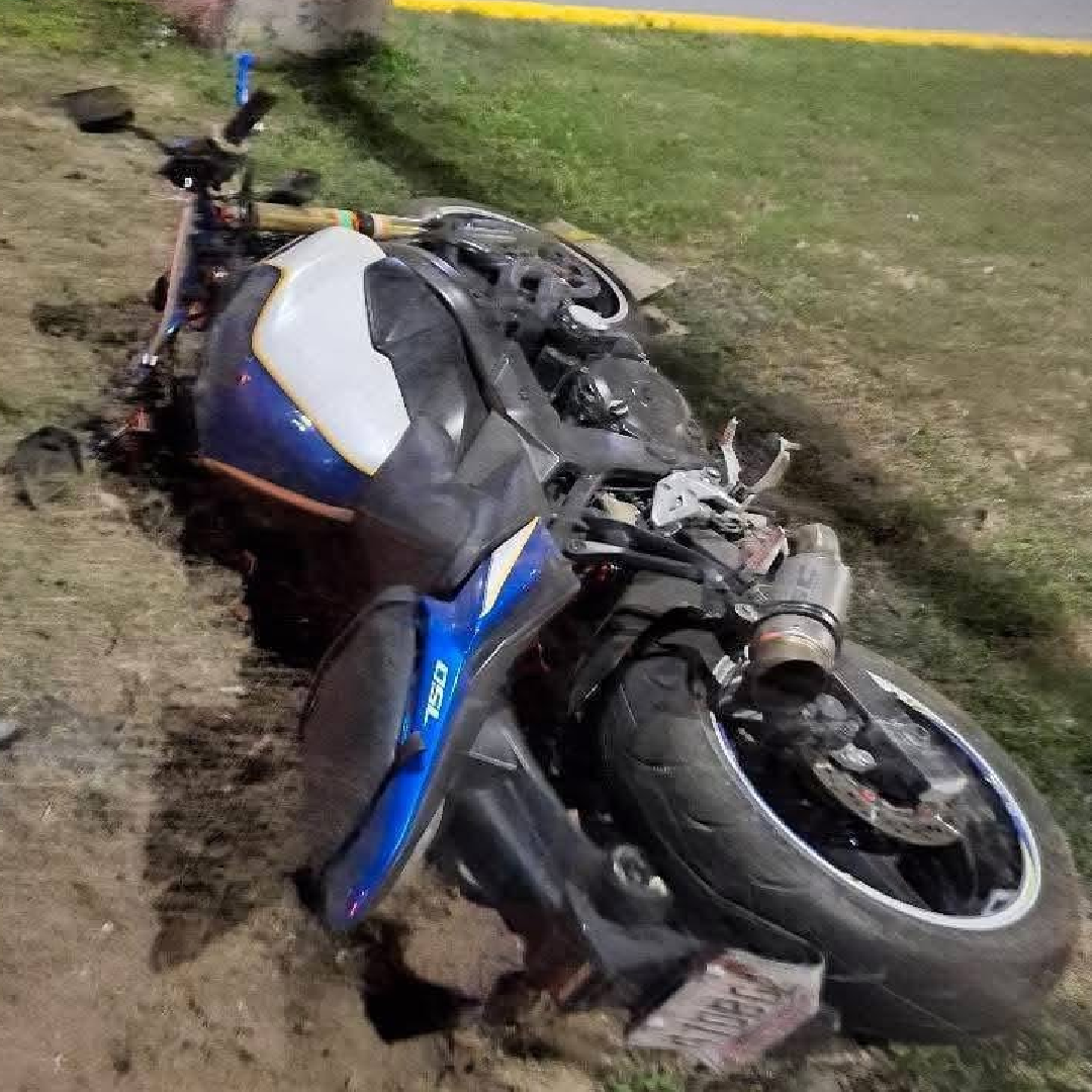 Motocicleta Suzuki accidentada en avenida Bonampak