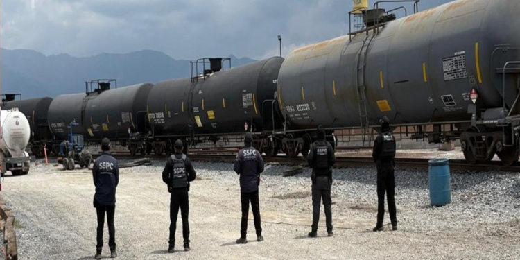 Cargamento de hidrocarburo transportado por ferrocarril asegurado