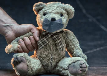 Oso de peluche maltratado simboliza abuso infantil