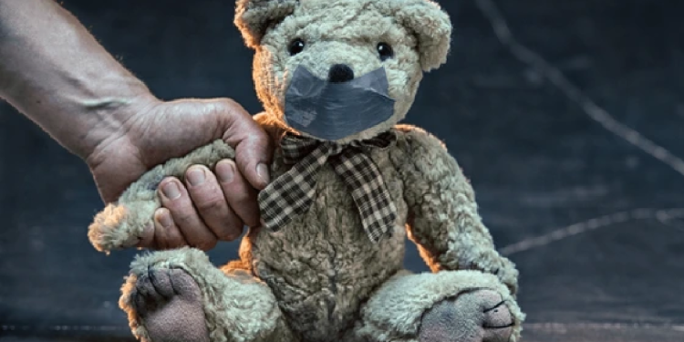 Oso de peluche maltratado simboliza abuso infantil