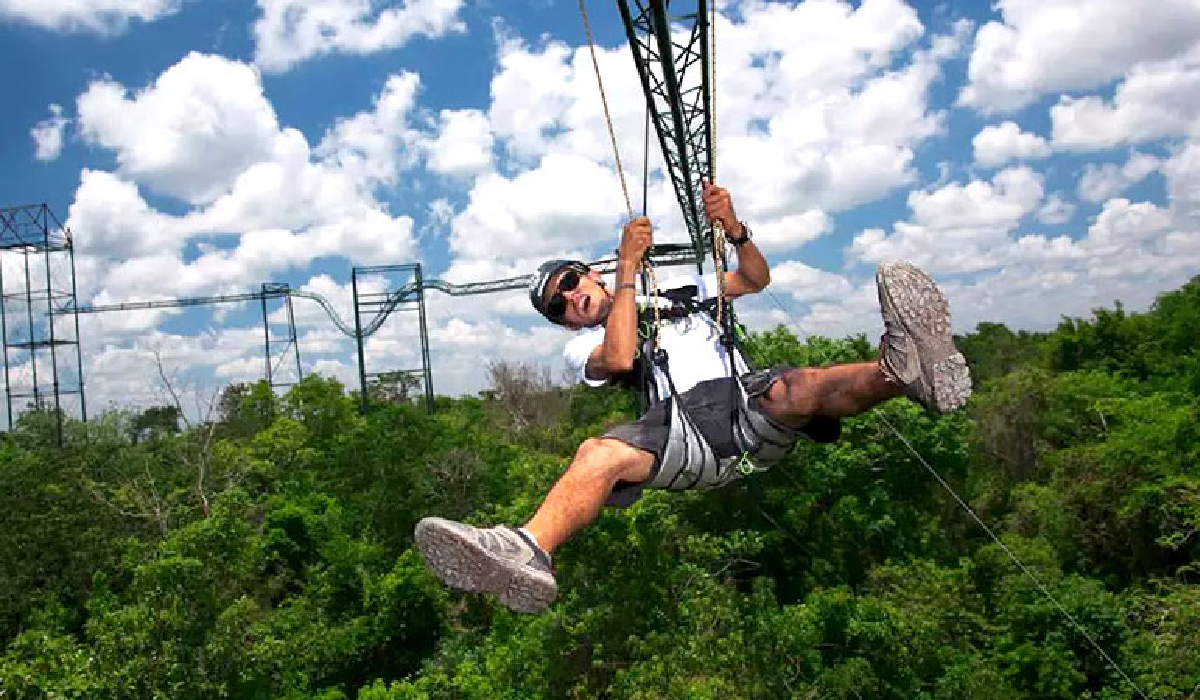Niños cruzando tirolesa en Selvatica Cancún