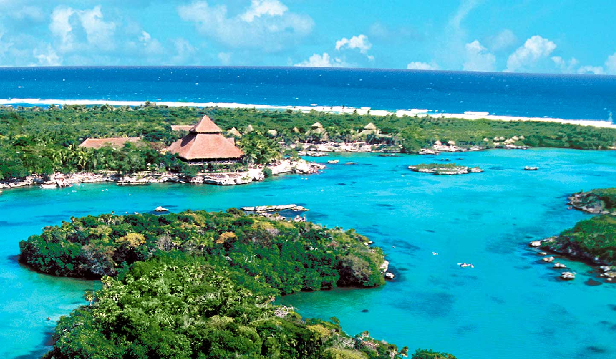 Toboganes y áreas para niños en parque acuático Cancún