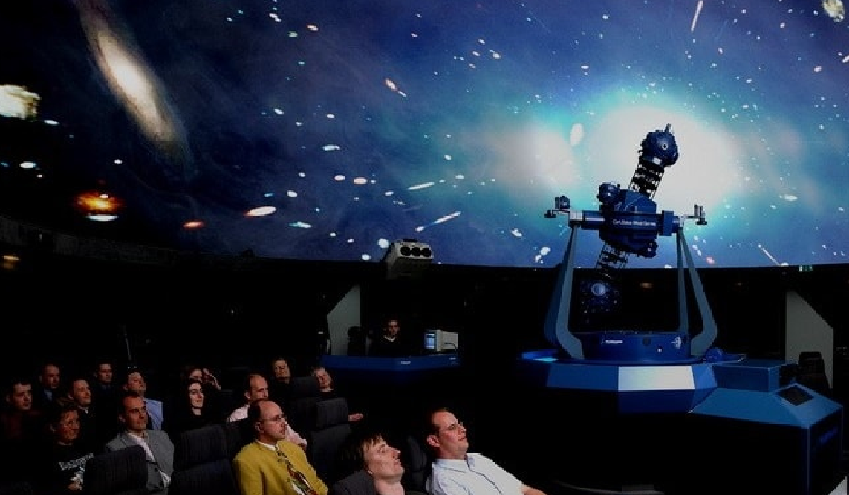 Niños observando estrellas en el Planetario Ka’Yok’ de Cancún