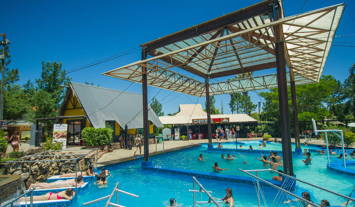 Toboganes y piscina infantil en Acuamanía Cancún