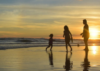 Familia disfrutando actividades en Cancún con niños en verano 2025