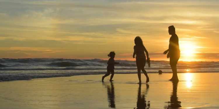 Familia disfrutando actividades en Cancún con niños en verano 2025