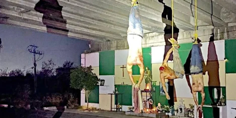 Cuerpos decapitados colgados en Sinaloa