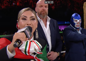 Deyra Barrera se equivoca en el Himno nacional en evento de la WWE