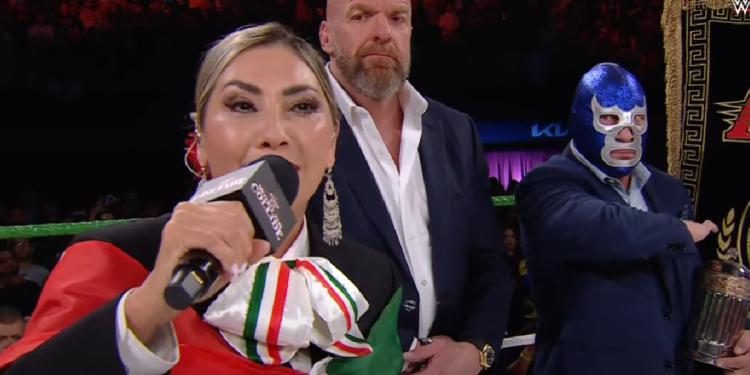 Deyra Barrera se equivoca en el Himno nacional en evento de la WWE